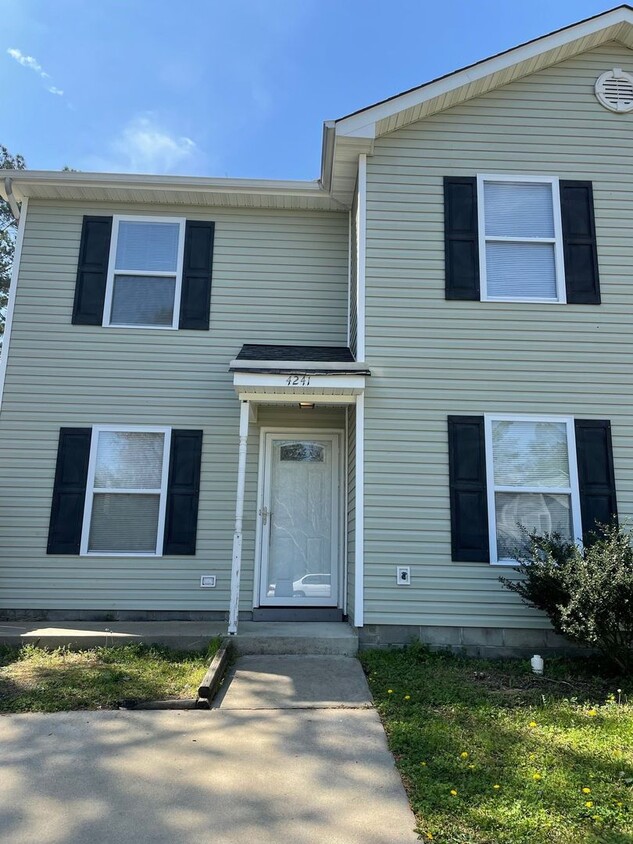 Foto principal - 3-bedroom townhouse close to Chesapeake Sq...