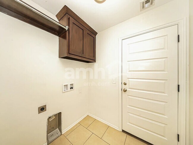 Foto del edificio - 1608 Ginger Ave