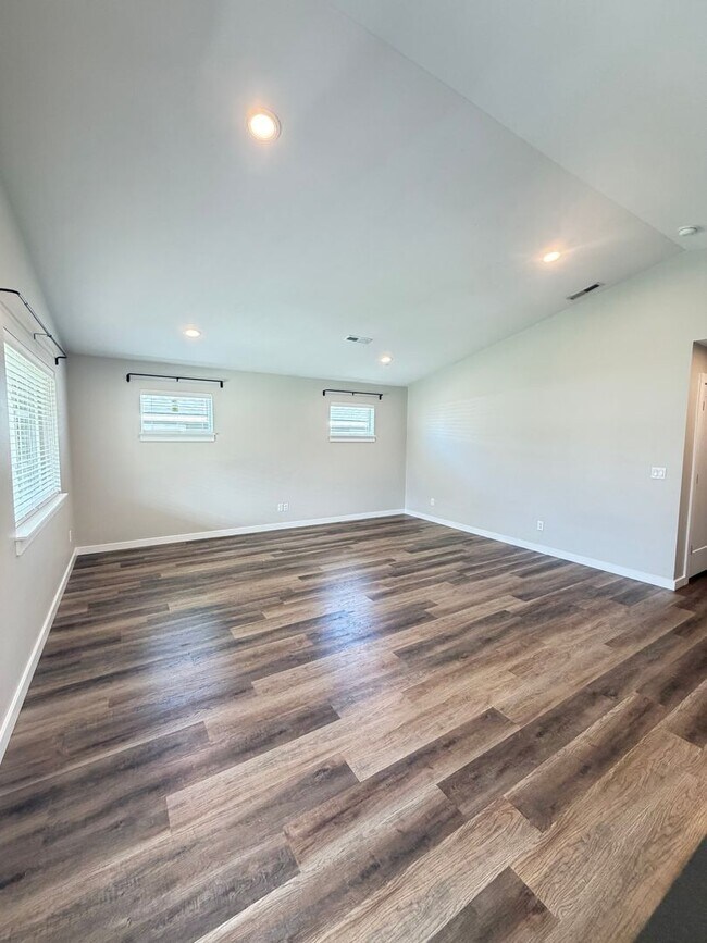 Building Photo - 3 Bedroom Home in gated community!