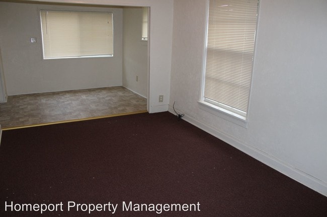 Building Photo - 451 SW Twin Oaks Cir