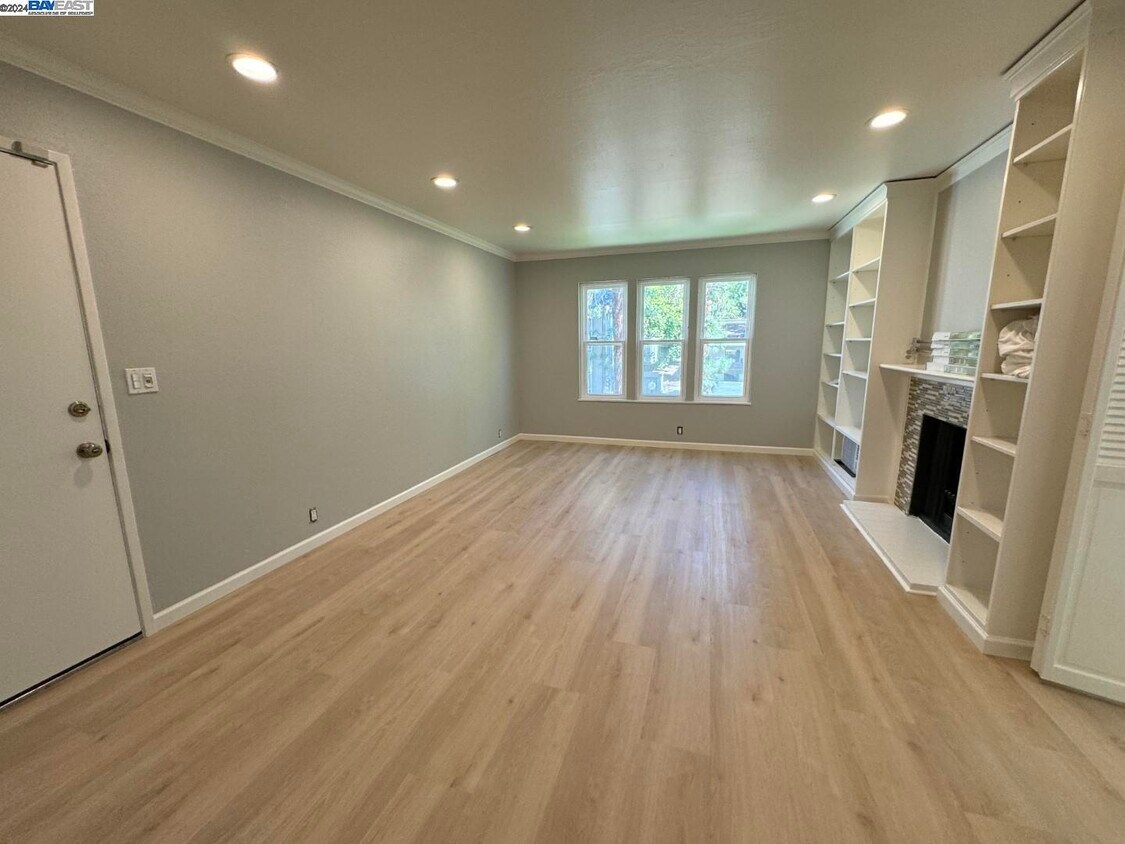 Building Photo - 250 Chilpancingo Pkwy
