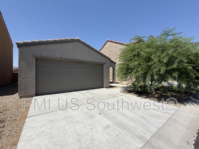 Building Photo - 2411 Village Dr