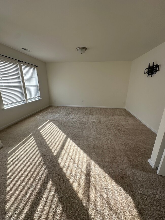 Building Photo - 423 Bassett Ln