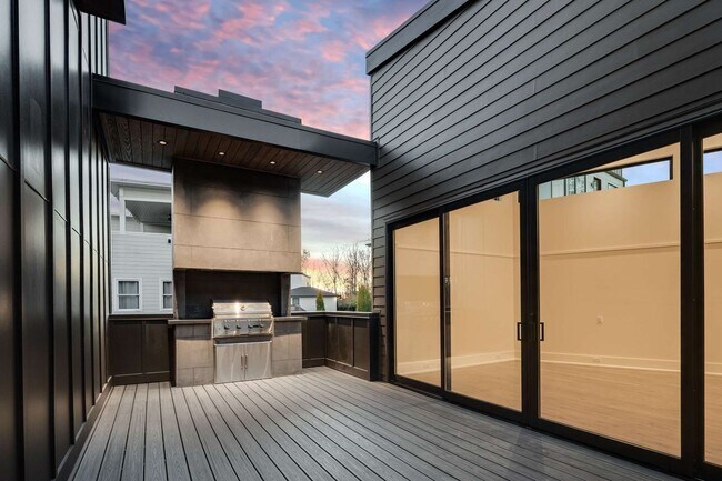 Foto del edificio - Absolute Stunner 4BE/4.5BA located near Ch...