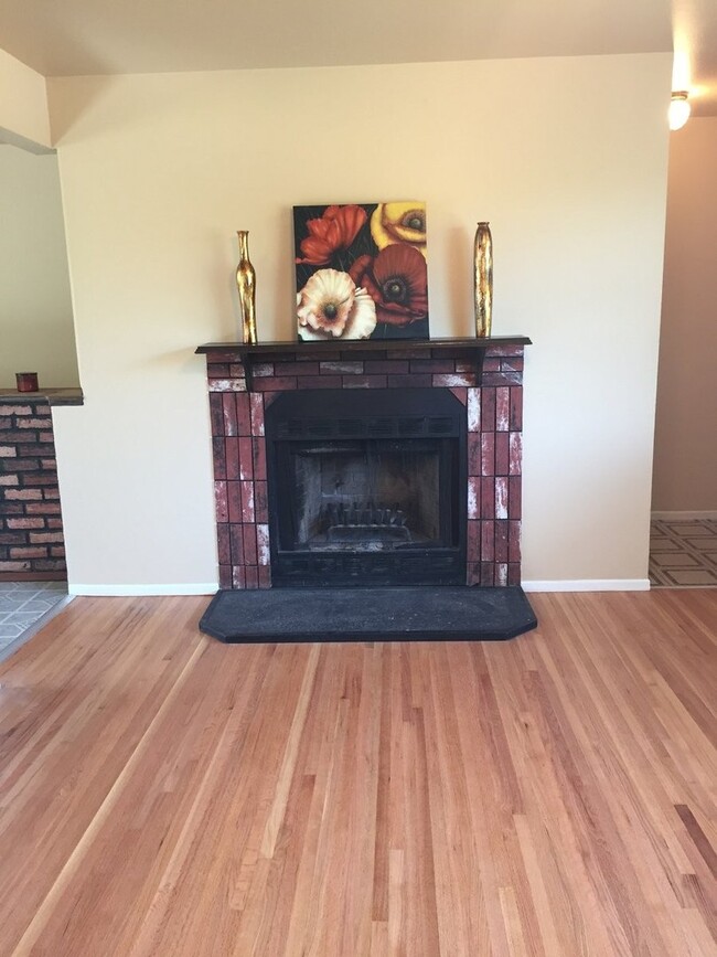 Building Photo - $2000/Month 3 Bed/2 Bath Ranch Style Home ...