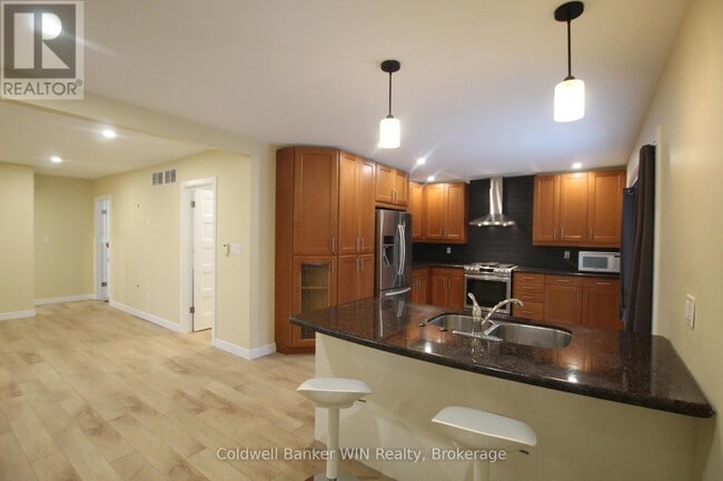 Photo du bâtiment - 460 Main St N