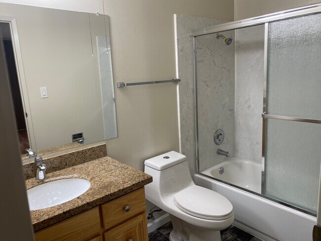 Baño del dormitorio principal - 281 Juana Ave