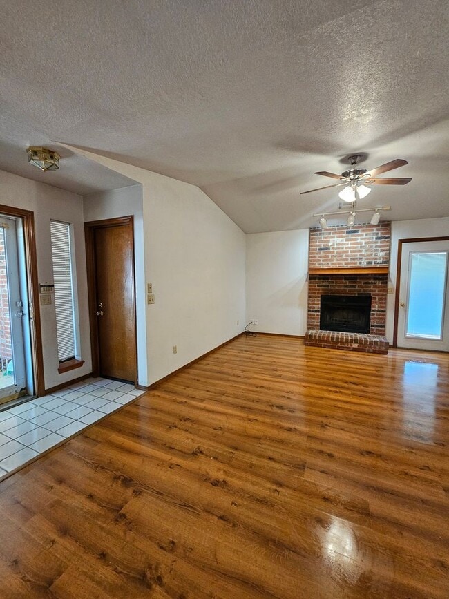 Building Photo - (3) Bed/(2) Bath in West Norman Available NOW! Sm Dog Negotiable.