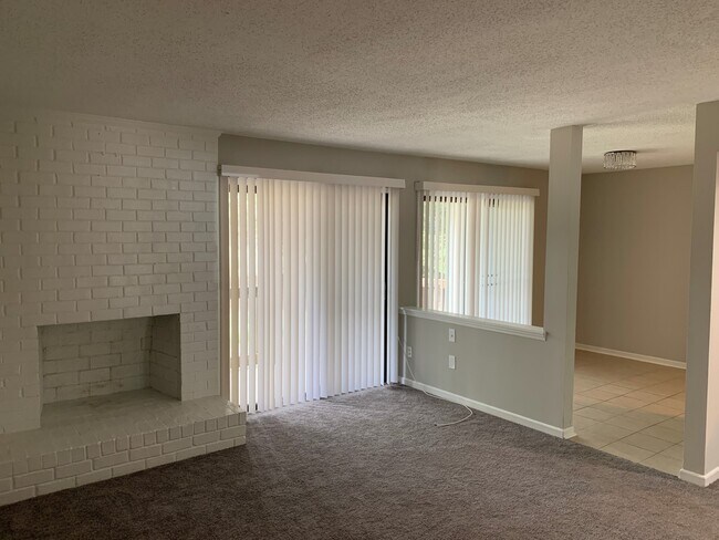 Building Photo - Pristine, move in ready Condo located in t...