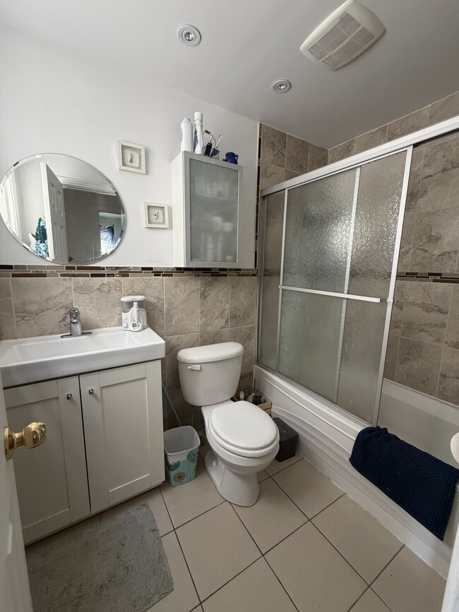 Building Photo - 5277 Av Connaught
