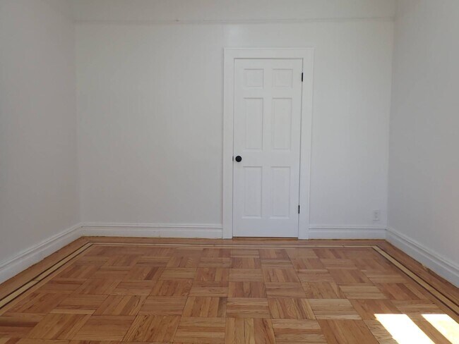 Foto del edificio - 663 E 94th St
