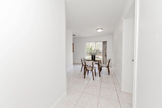 Foto del edificio - 918 Murdock Blvd