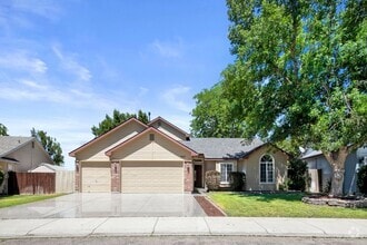 Building Photo - 992 Grouse Dr E