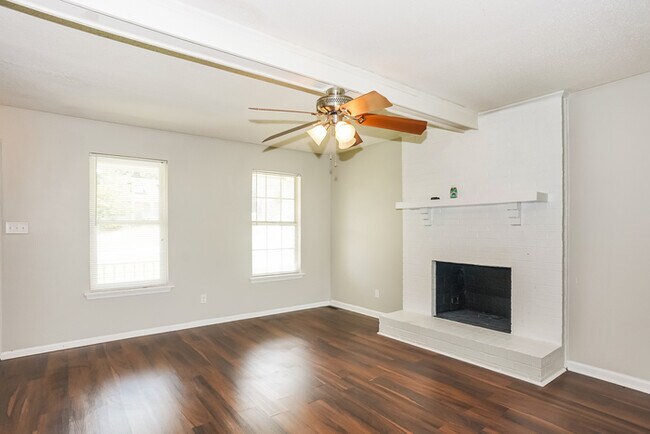 Building Photo - Huge Three Bedroom Home