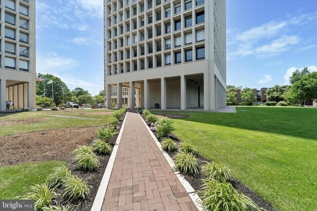 Building Photo - 210 Locust St