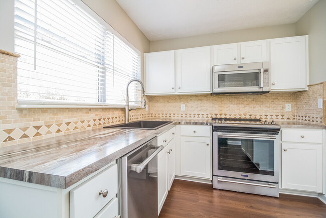 Foto del edificio - 2300 Crescent Valley Pl