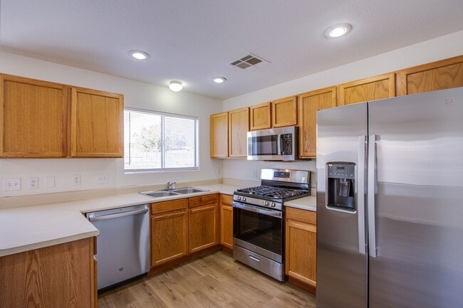 Building Photo - Lovely 4 bedroom 2.5 bath townhome in Nort...