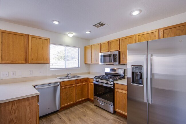 Foto del edificio - Lovely 4 bedroom 2.5 bath townhome in Nort...