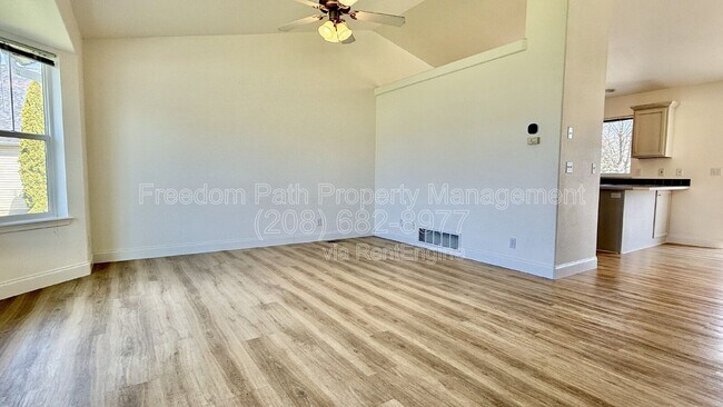 Foto del edificio - 8061 N Ainsworth Dr