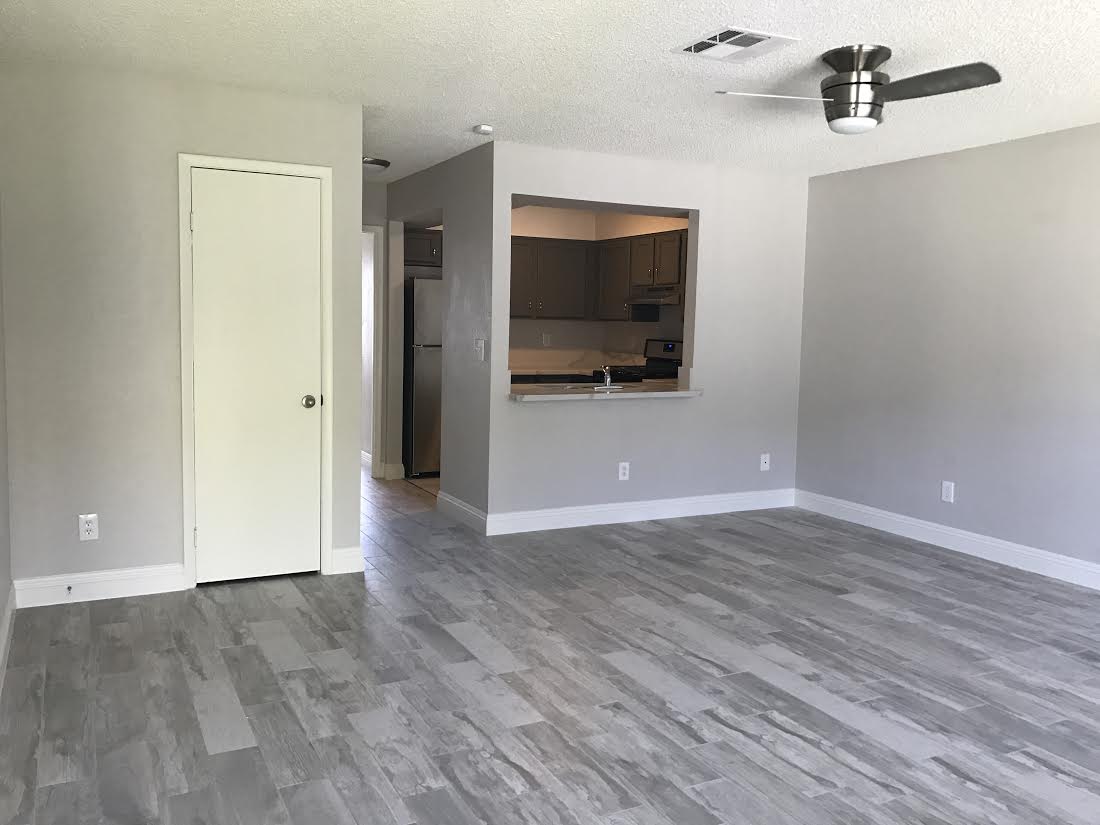 Spacious living room - 1638 Athol Ave