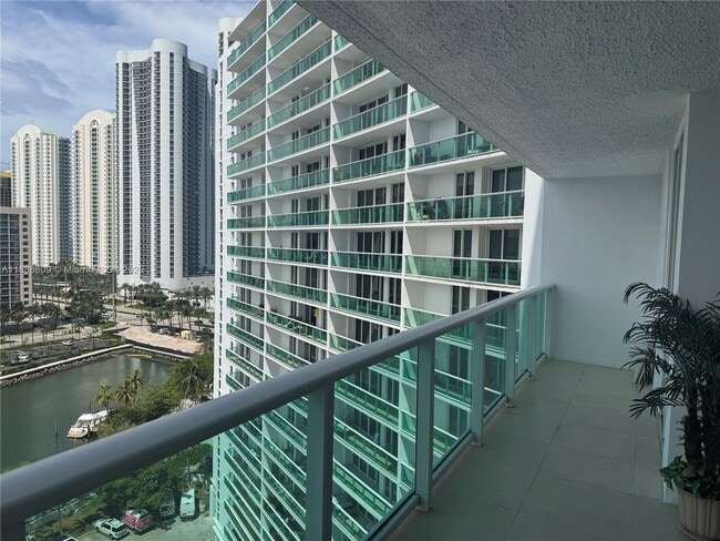 Foto del edificio - 100 Bayview Dr