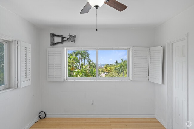 Building Photo - 2539 S Bayshore Dr