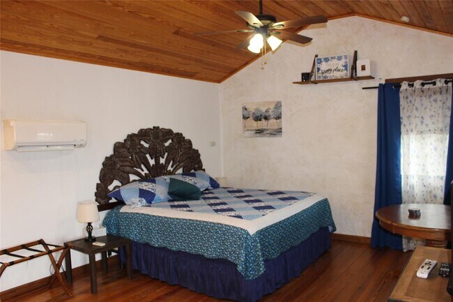 Foto del edificio - 961 Buttercup Ln