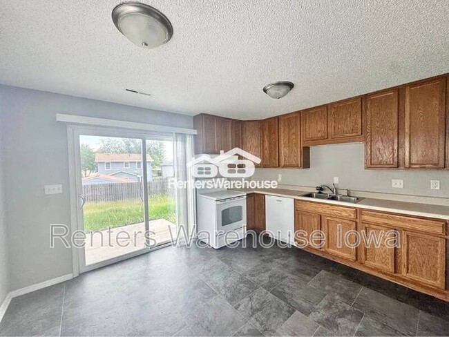 Building Photo - 2112 E Caulder Ave