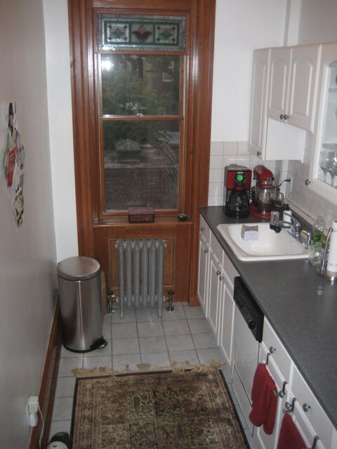 Galley Kitchen with all modern appliances - 1139 Park Ave