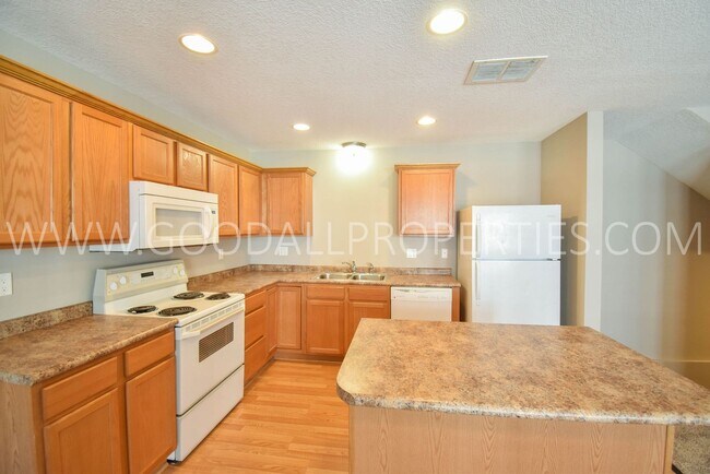 Building Photo - Two Bedroom, Two Bath townhome in Pleasant...