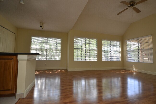 Foto del edificio - Lovely 1/1 Corner Unit in GATED ~ LAKEFRONT community in Altamonte Springs!
