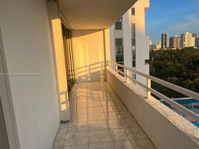 Foto del edificio - 20225 NE 34th Ct