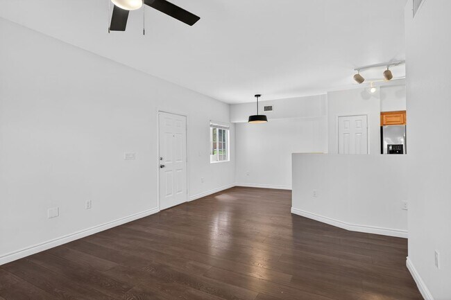 Foto del edificio - MOVE-IN READY 3-BEDROOM LOWER-LEVEL CONDO IN FANTASTIC GATED COMMUNITY!