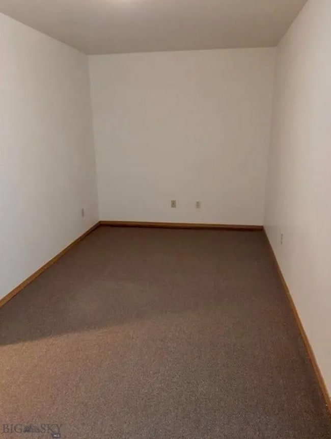 Building Photo - 4 Bedroom Townhome in Hawks Ridge