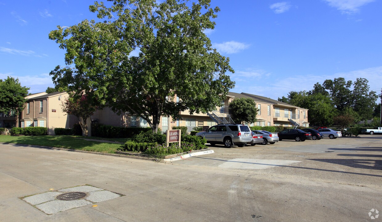Building Photo - Westwood Triangle Apartments
