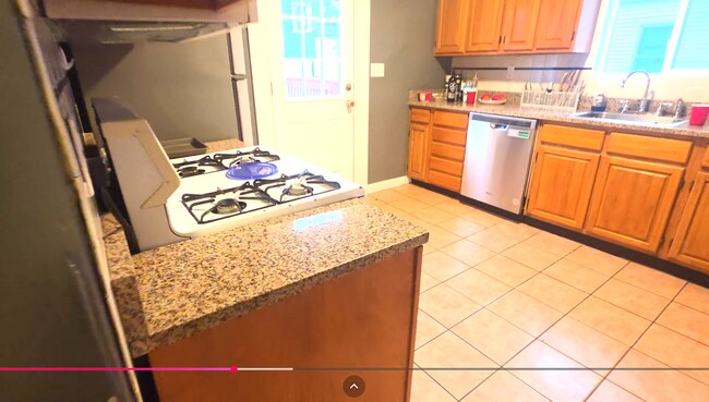 Foto del edificio - No Fee on Massive Apt in Packards Corner Near BU!  Pro Managed, XL Rooms, and Parking for rent!