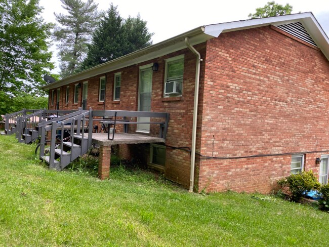 Foto del edificio - 3362-3362 Normandy Park Rd