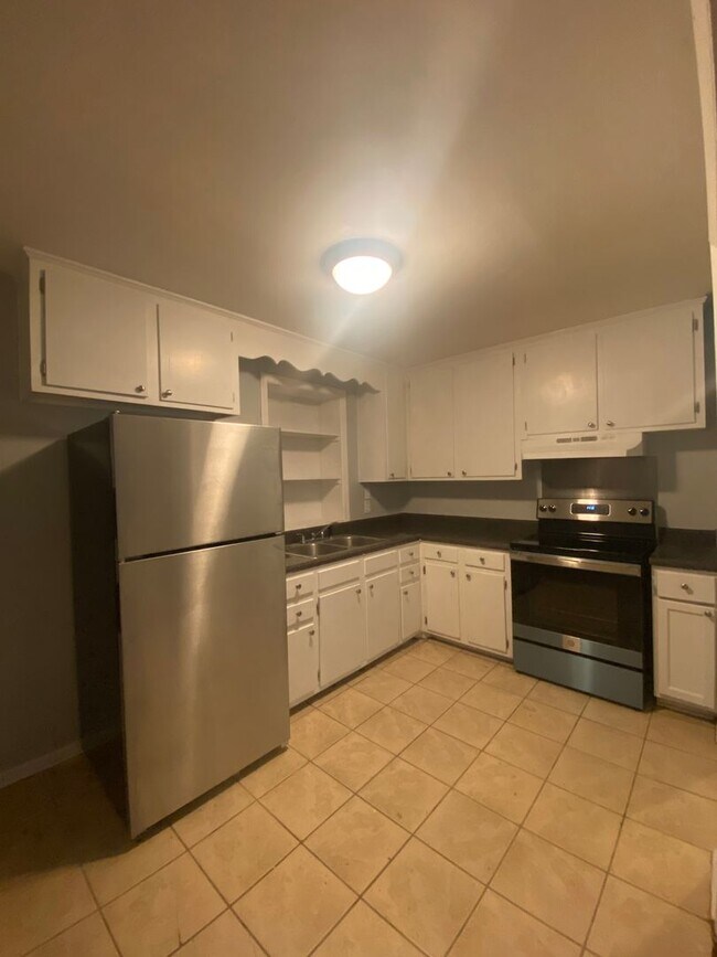 Building Photo - Renovated 4 Bedroom / 2 Bathroom / Fenced ...