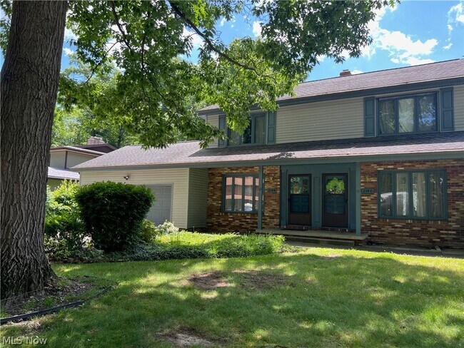 Building Photo - 2144 Woodlawn Cir