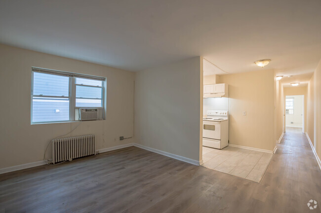 2BR, 1BA - 885SF - 1941 Naylor Rd SE