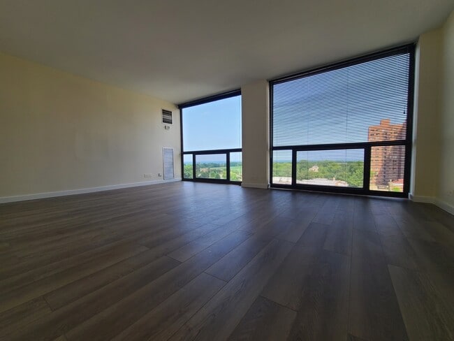 Building Photo - 4343 N Clarendon Ave