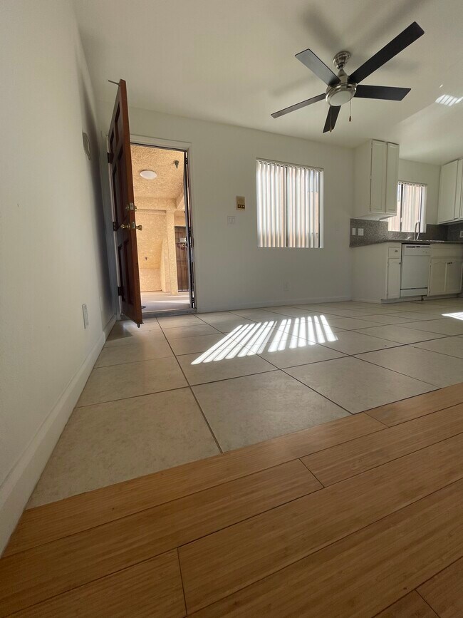 Dining Area, Front Door - 955 E Hyde Park Pl