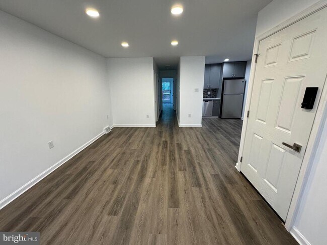 Building Photo - 590 Livezey St