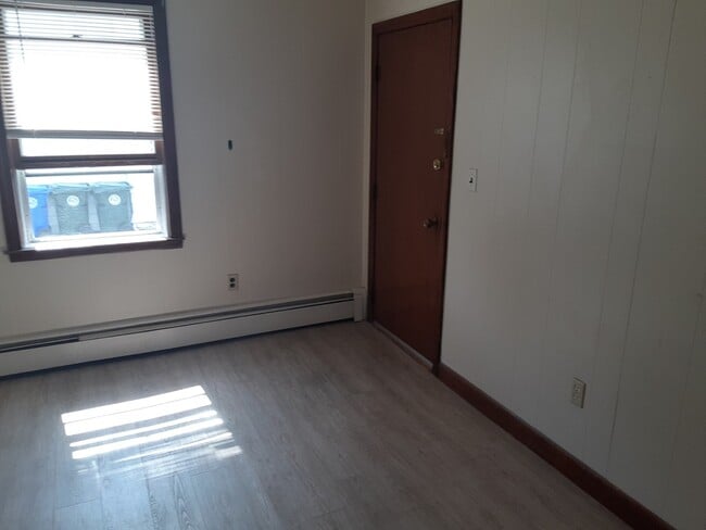 Building Photo - 7 School St