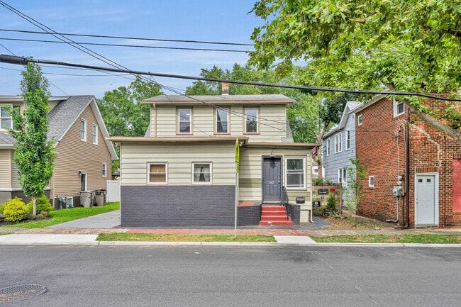 Photo - 647 N Delaware St House