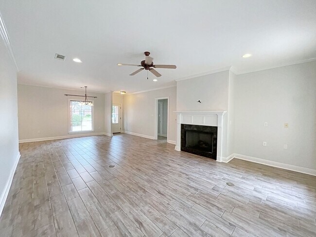 Building Photo - 3 Bedroom House with Community Pool