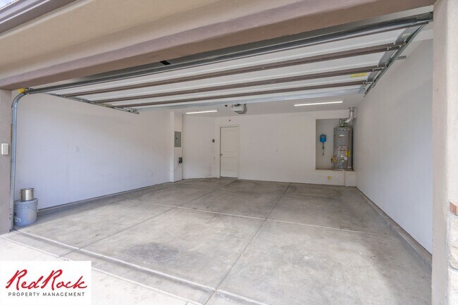 Building Photo - End Unit Fossil Hills Townhome with 3 Beds and 2.5 Baths