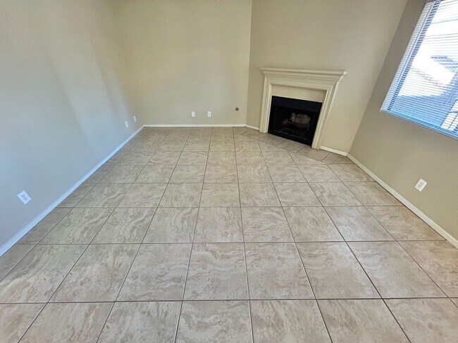 Building Photo - Inviting condo with open layout in a prime Northwest location