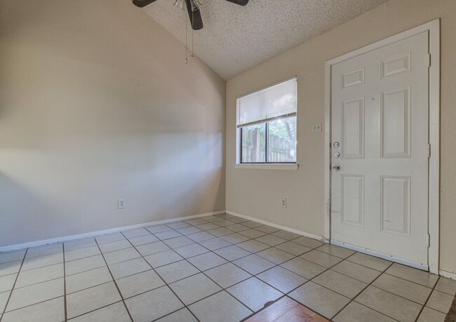 Building Photo - Lock in this charming 2 bed 1.5 bath duple...