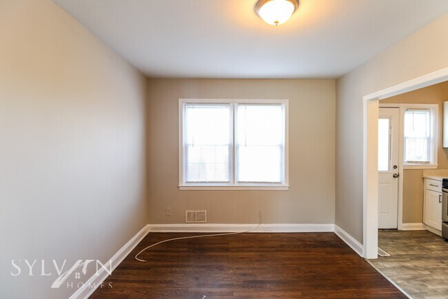 Building Photo - 3 BR, 2 BA townhome is ready for you